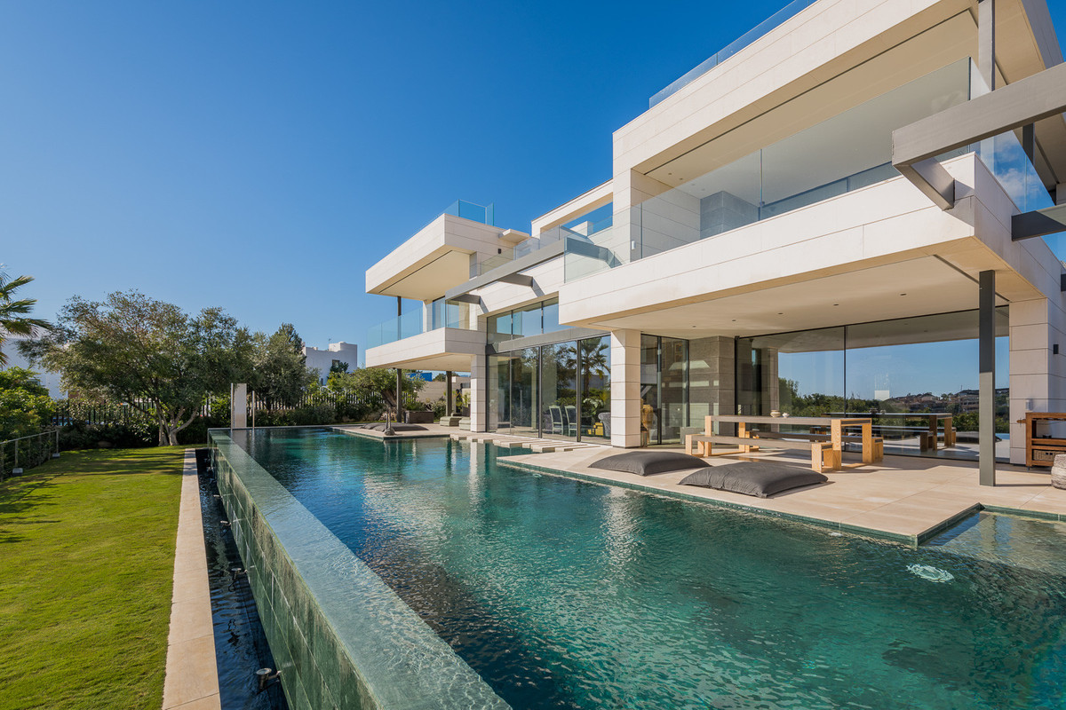Casa de 6 Dormitorios en venta en Milla de Oro, Marbella