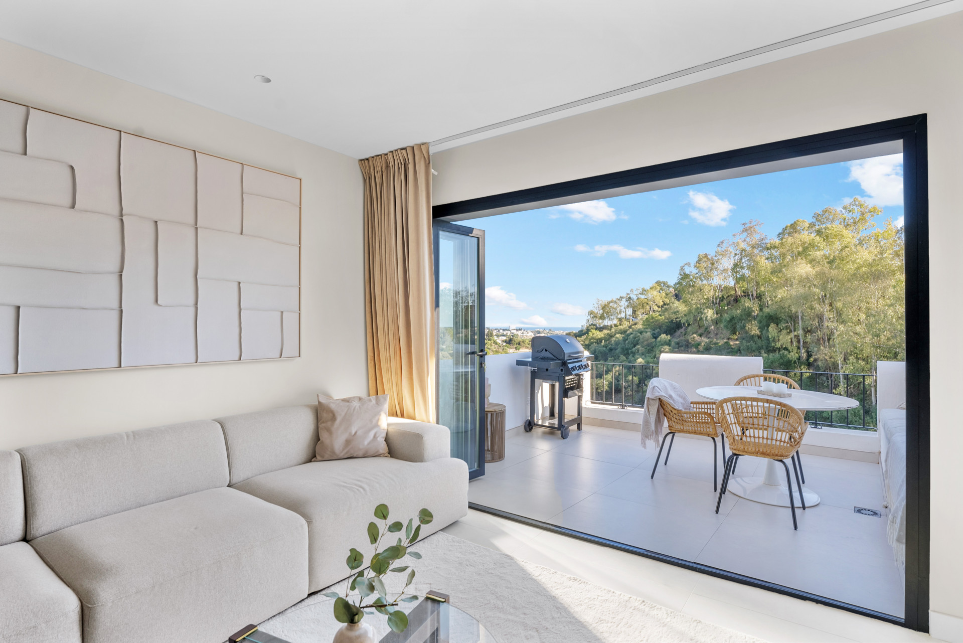 Piso de 3 Dormitorios y 2 Baños en venta en Los Almendros, Benahavís