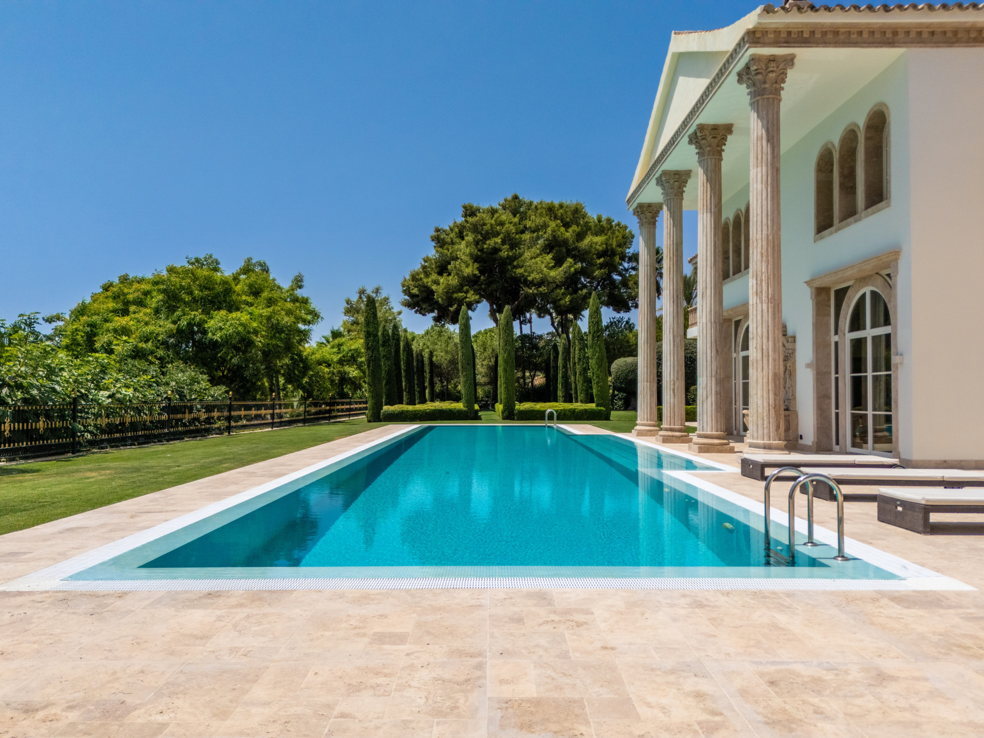 Casa de 10 Dormitorios y 11 Baños en venta en Sierra Blanca, Marbella