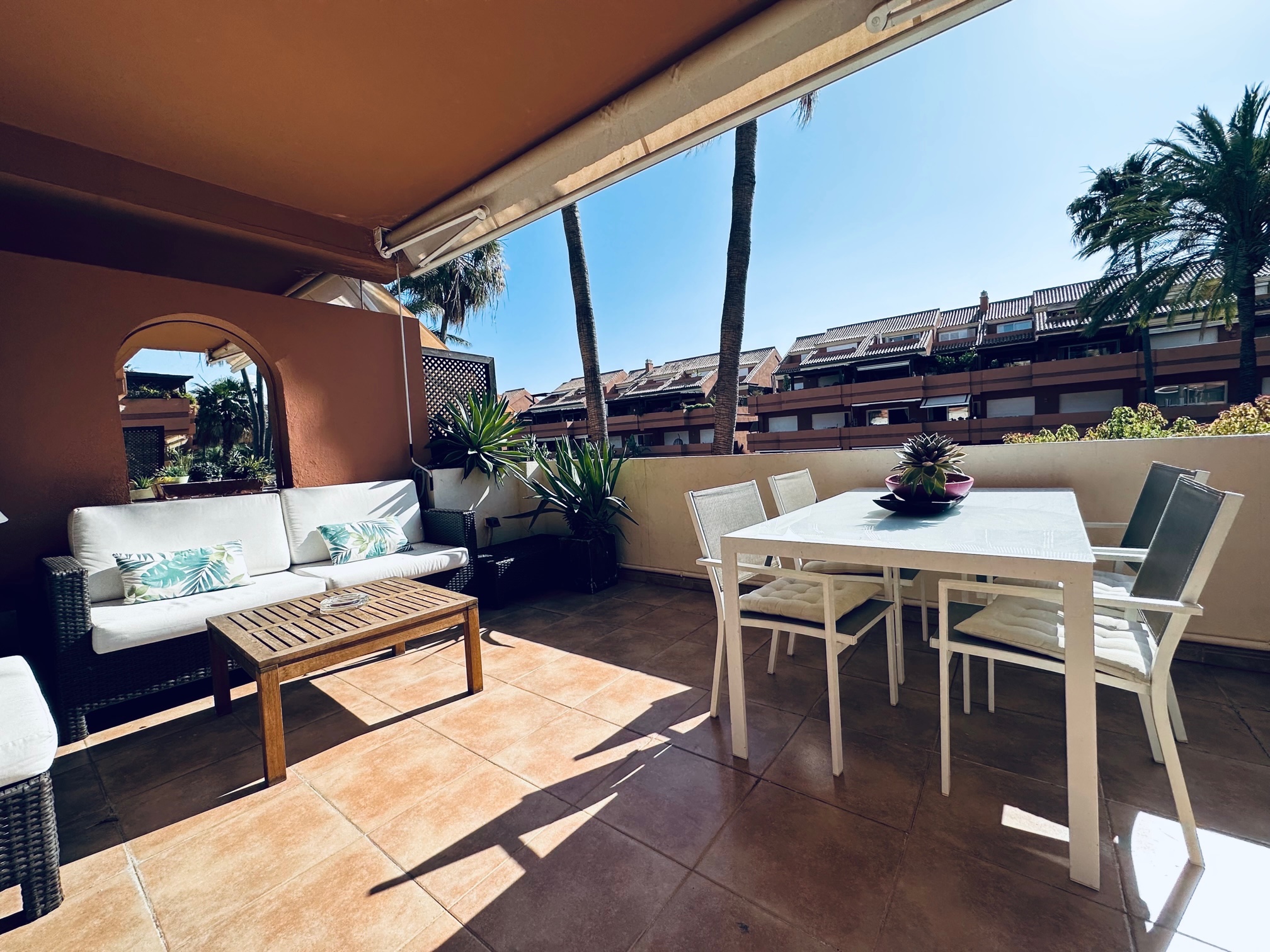 Piso de 2 Dormitorios en venta en Puerto Banús, Marbella