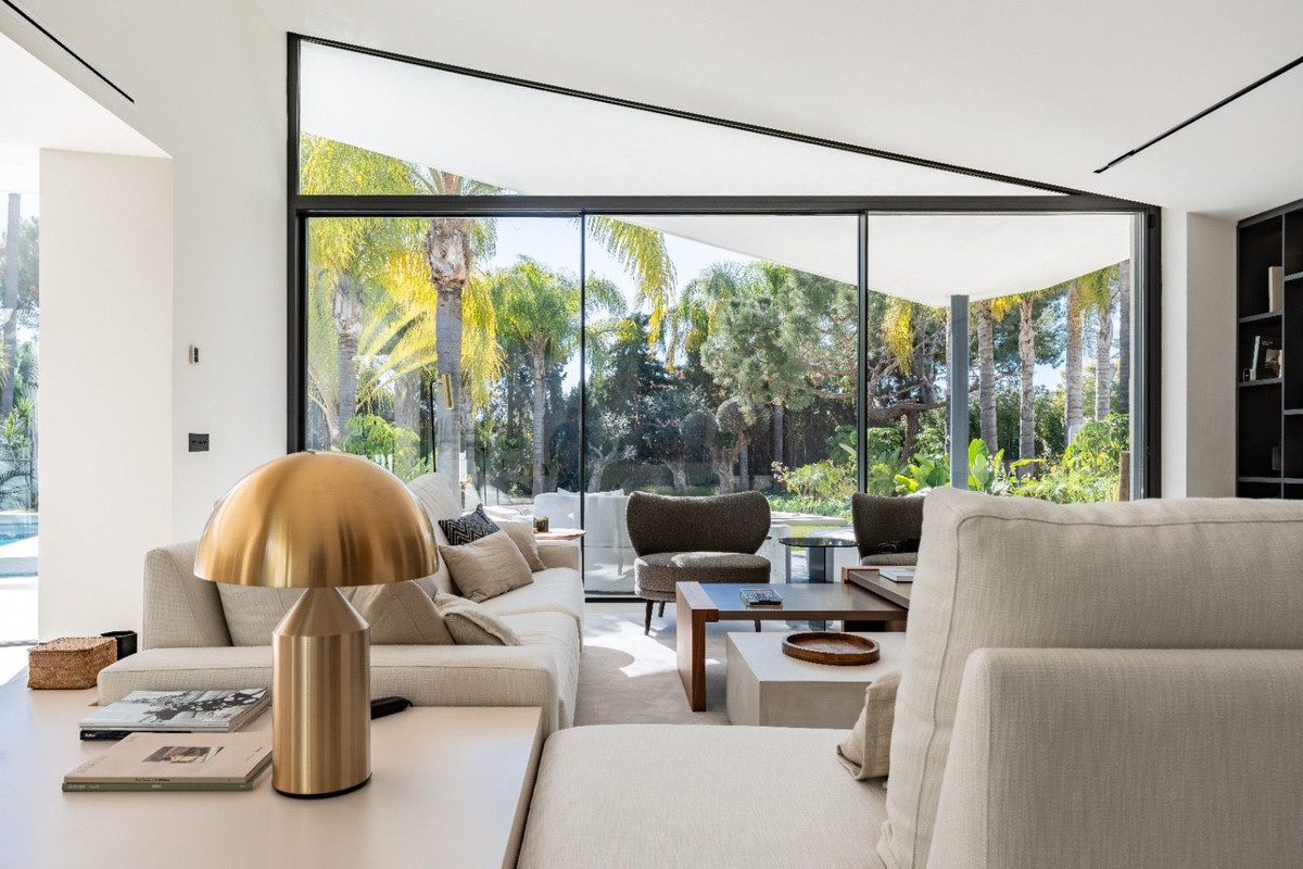 Casa de 5 Dormitorios y 5 Baños en venta en Las Chapas, Marbella