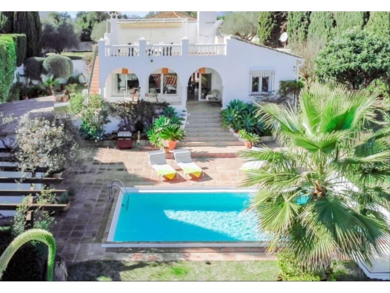 Casa Adosada de 4 Dormitorios y 2 Baños en venta en Nueva Andalucía, Marbella