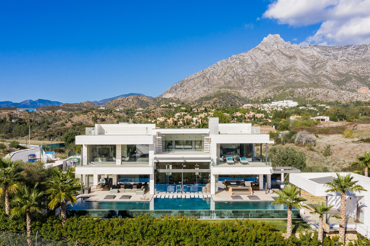 Casa de 6 Dormitorios en venta en Milla de Oro, Marbella