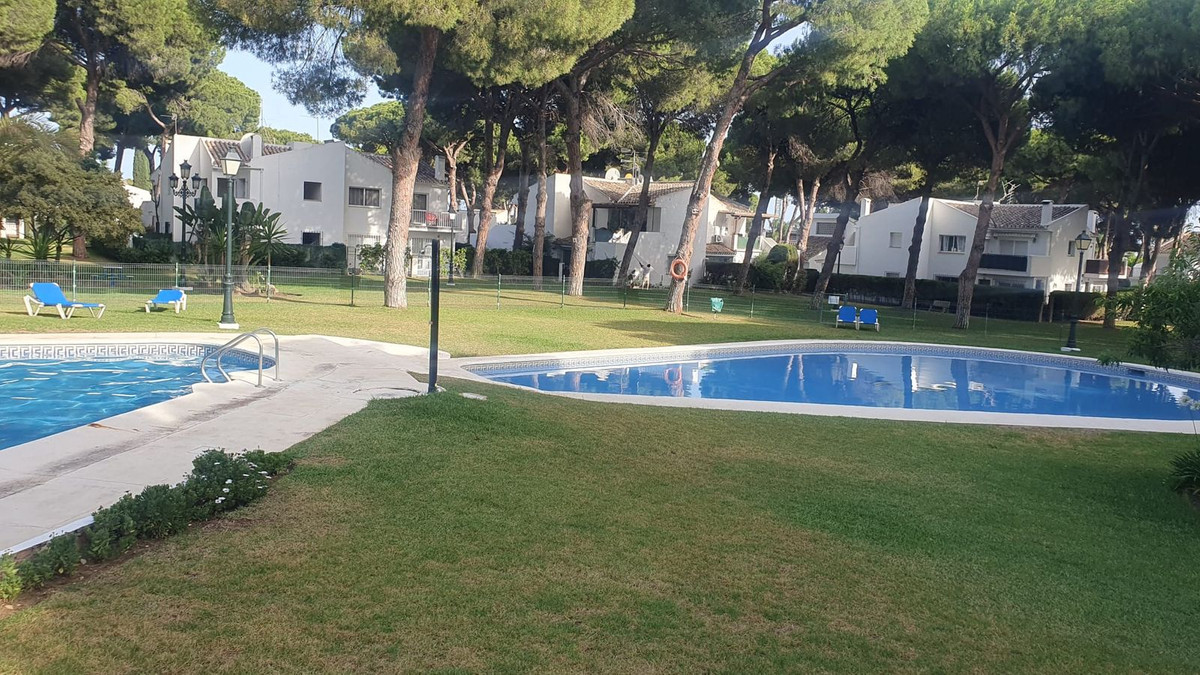 Piso de 2 Dormitorios y 1 Baño en venta en Nueva Milla de Oro, Estepona