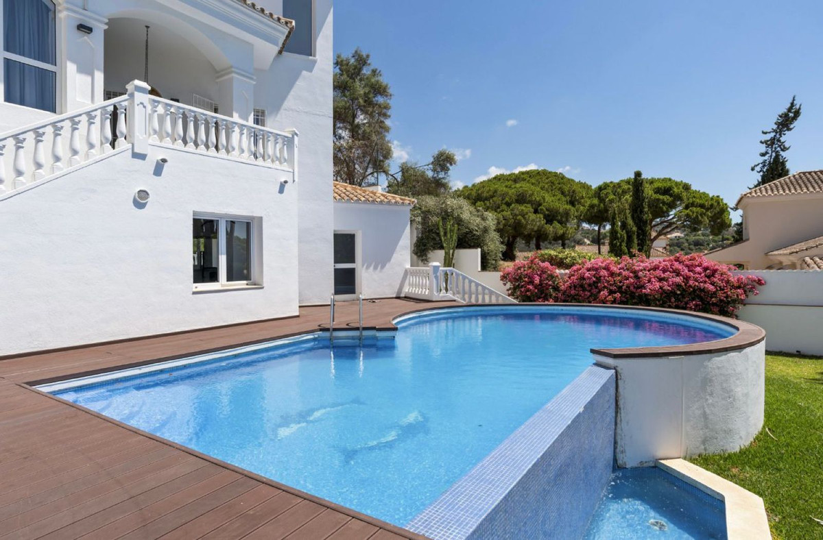 Casa de 5 Dormitorios en venta en Elviria, Marbella