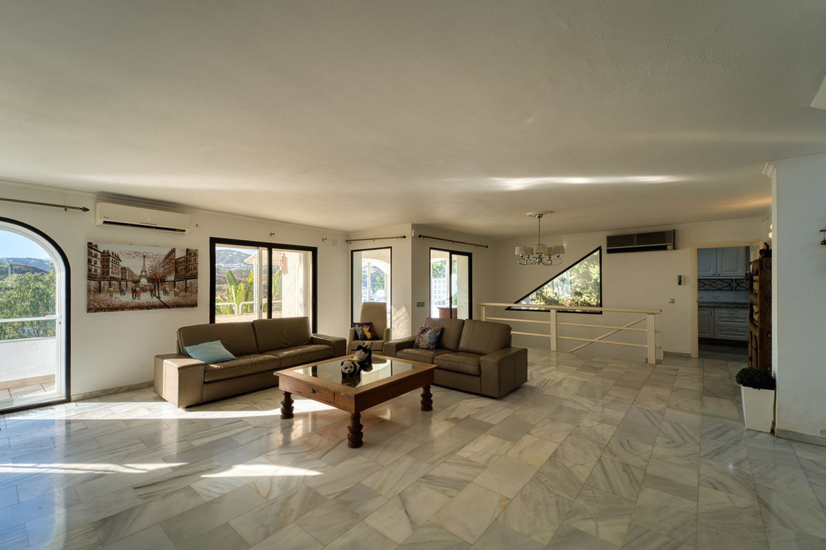 4 Bed, 3 Bath - Villa for Sale in Nueva Andalucia, Marbella