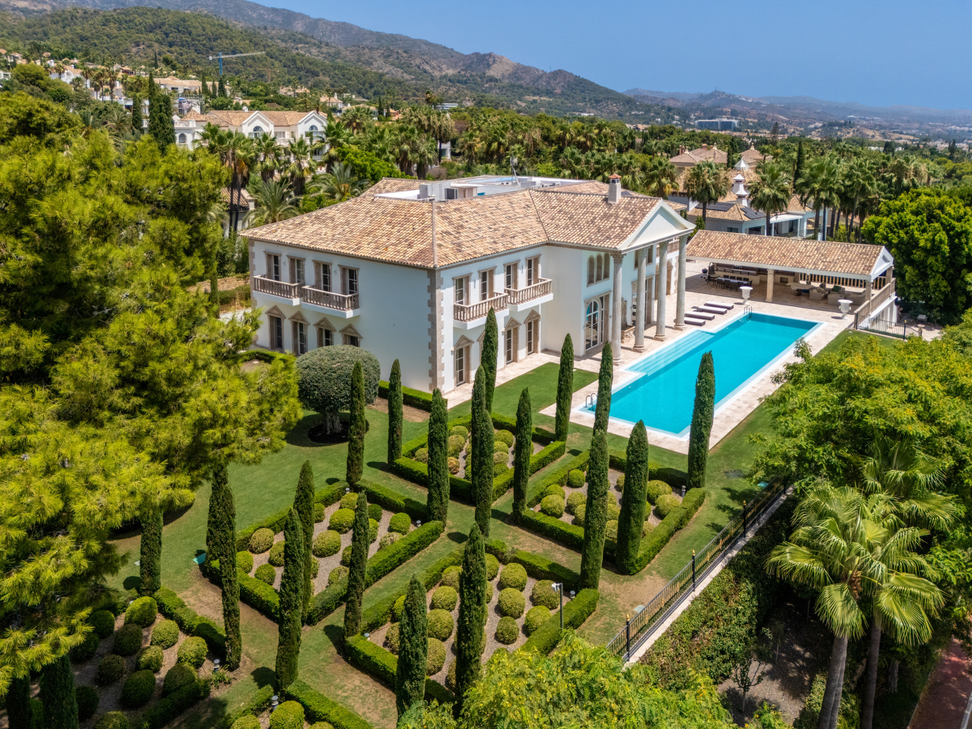 Casa de 10 Dormitorios y 11 Baños en venta en Sierra Blanca, Marbella