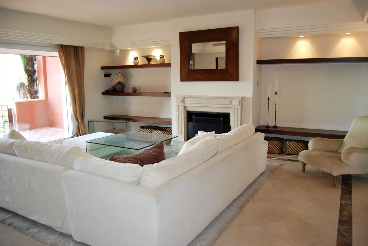 Casa Adosada de 4 Dormitorios en venta en Milla de Oro, Marbella