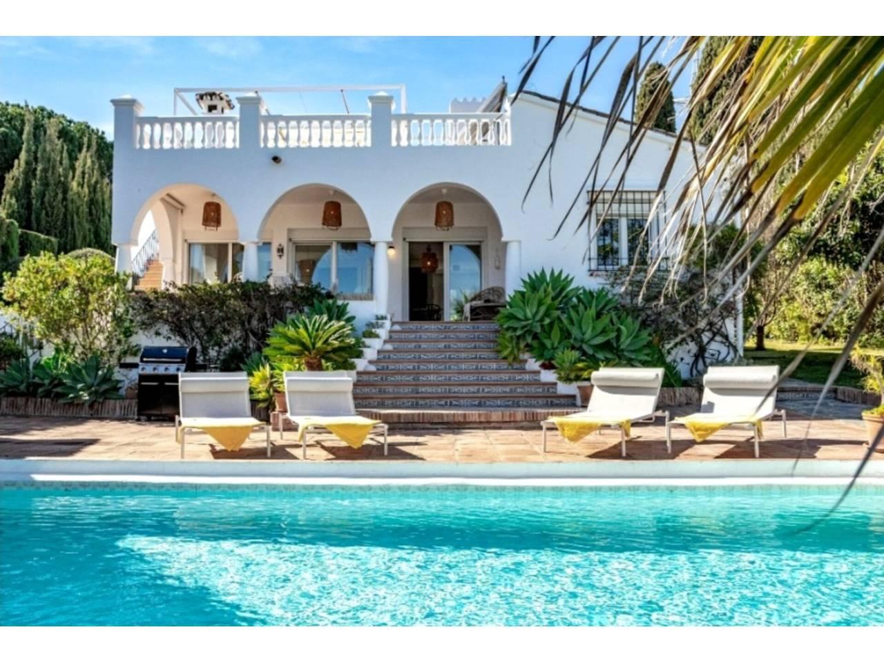 Casa Adosada de 4 Dormitorios y 2 Baños en venta en Nueva Andalucía, Marbella