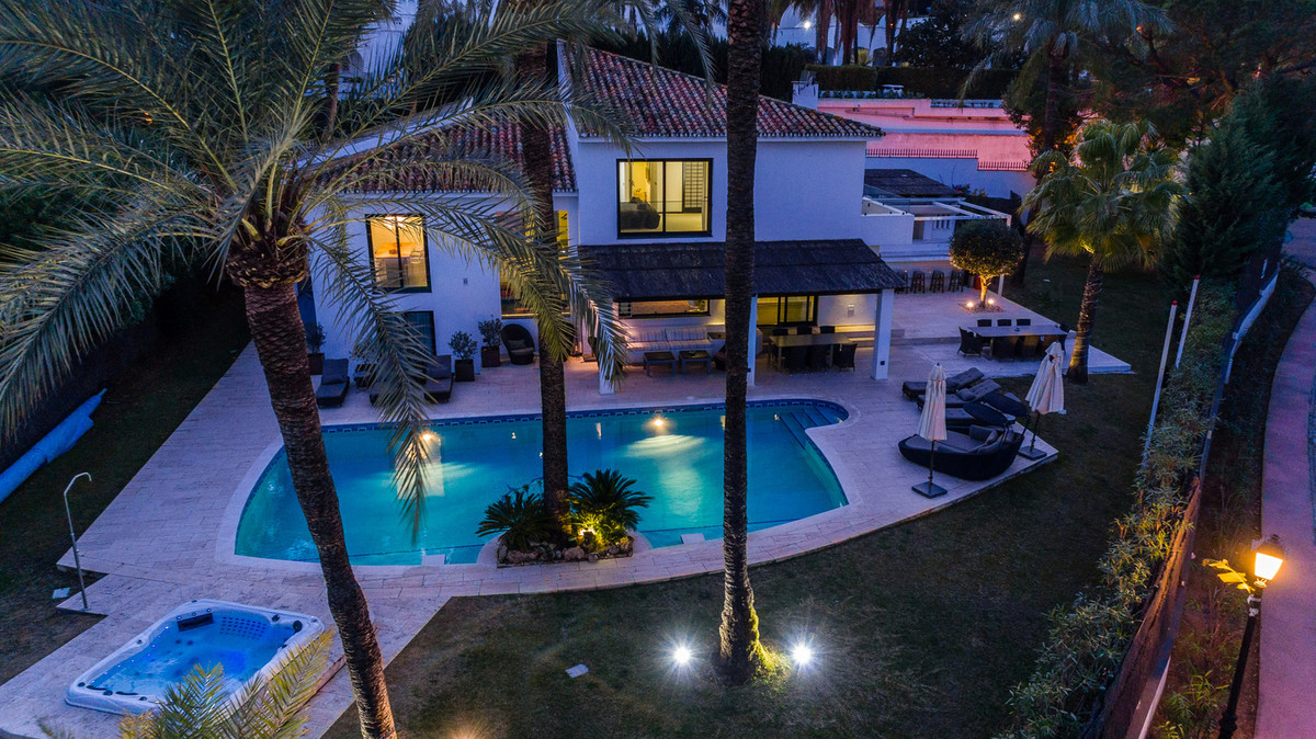 Casa de 5 Dormitorios en venta en Nueva Andalucía, Marbella