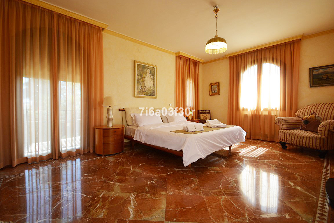 Casa de 5 Dormitorios en venta en Nueva Andalucía, Marbella