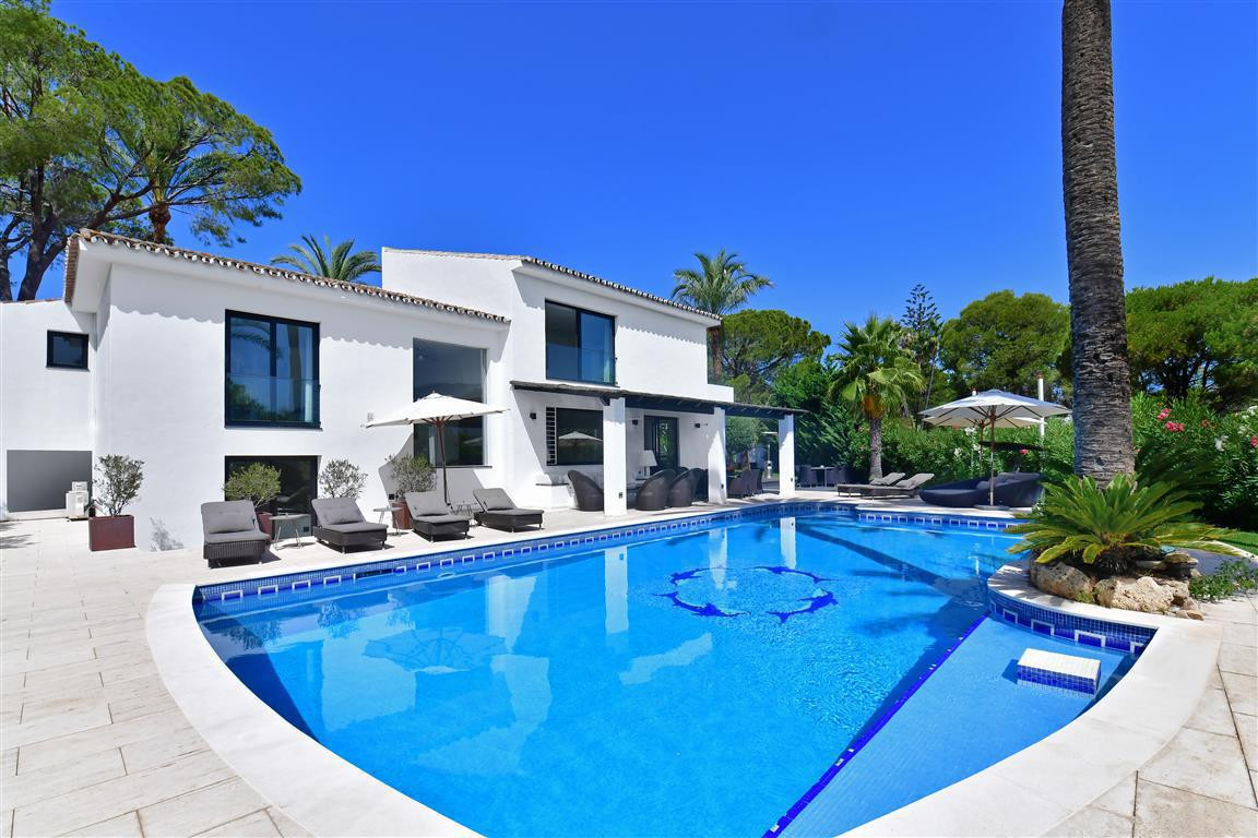 Casa de 5 Dormitorios en venta en Nueva Andalucía, Marbella