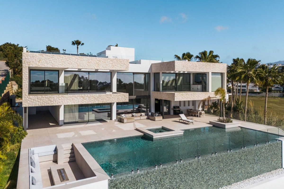 5 Bed - Villa for Sale in Benahavis Pueblo