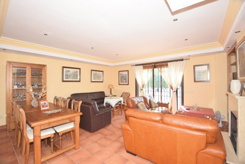Casa de 6 Dormitorios y 4 Baños en venta en San Pedro de Alcántara