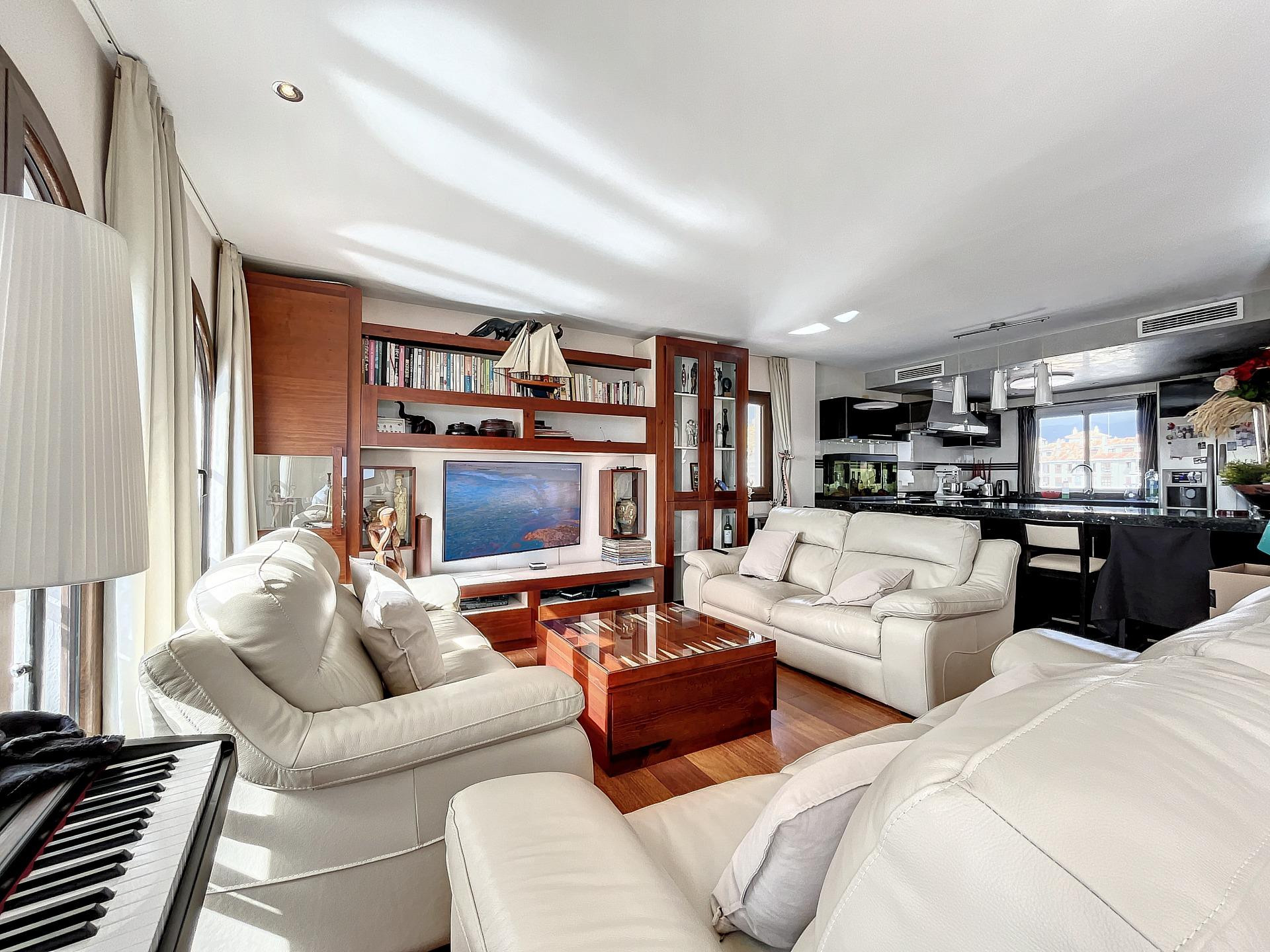 Ático de 3 Dormitorios y 3 Baños en venta en La Duquesa