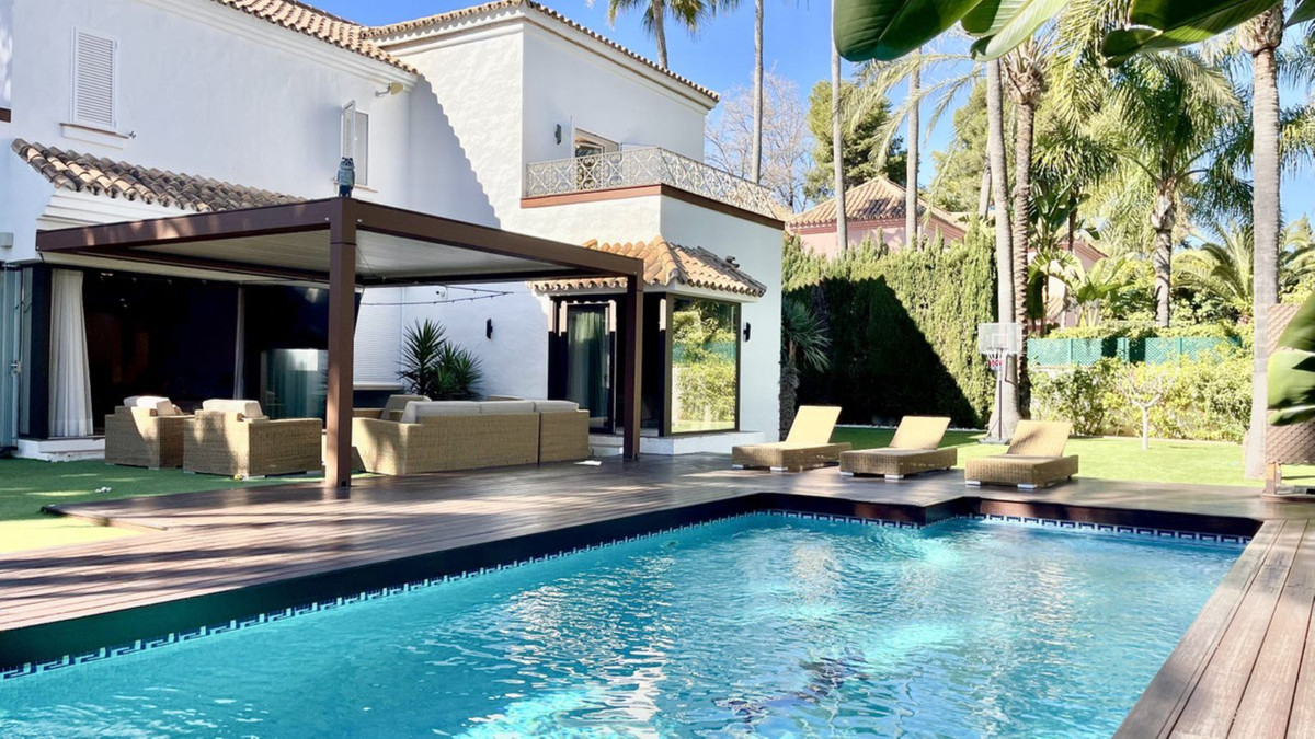4 Bed - Villa for Sale in Puerto Banus, Marbella