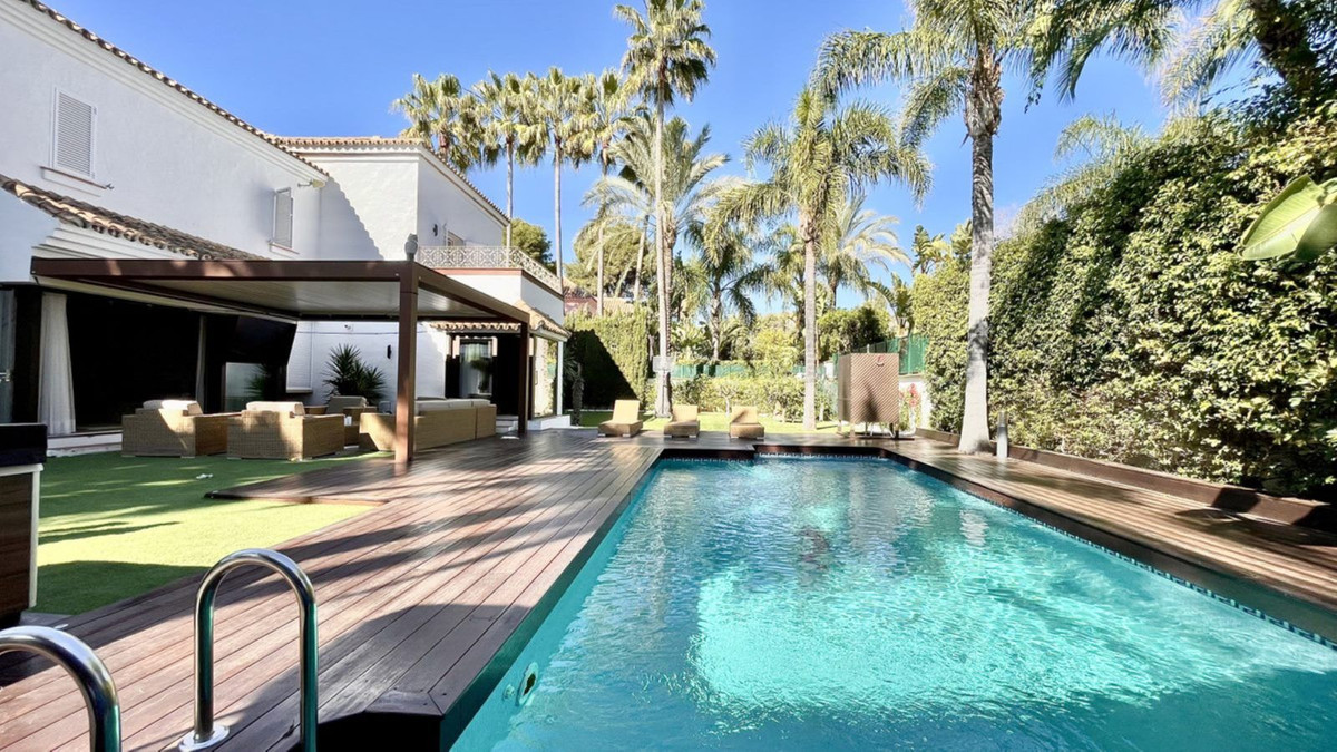 4 Bed - Villa for Sale in Puerto Banus, Marbella