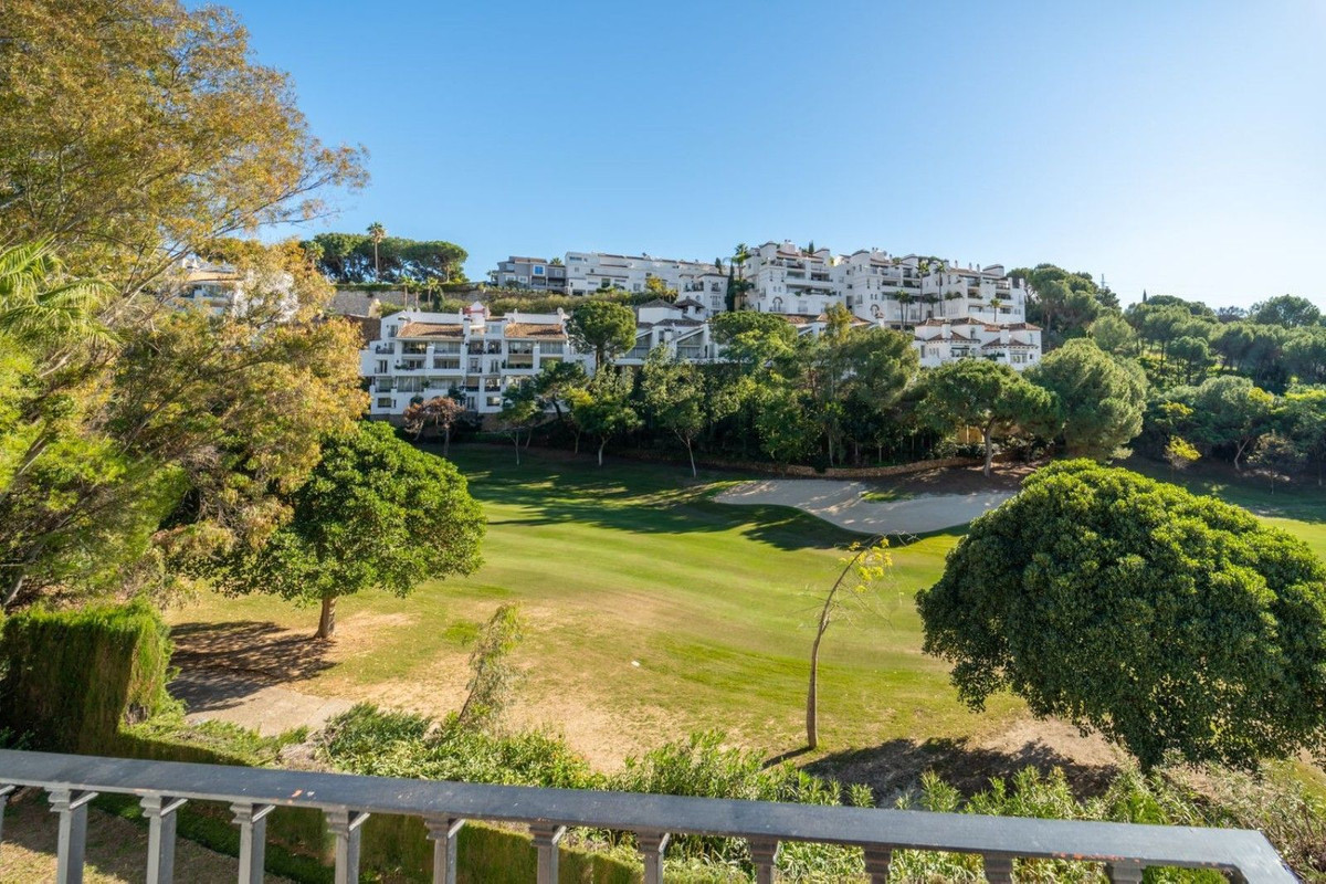 3 Bed - Apartment for Sale in La Quinta, Benahavis