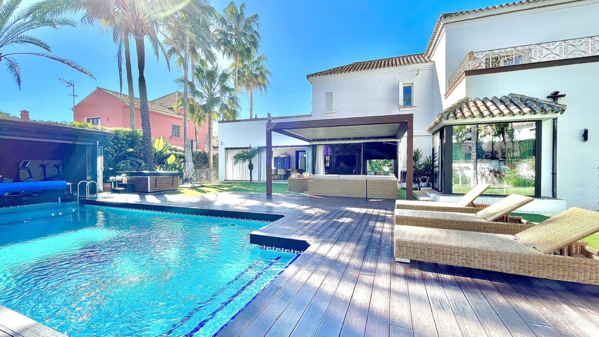 4 Bed - Villa for Sale in Puerto Banus, Marbella