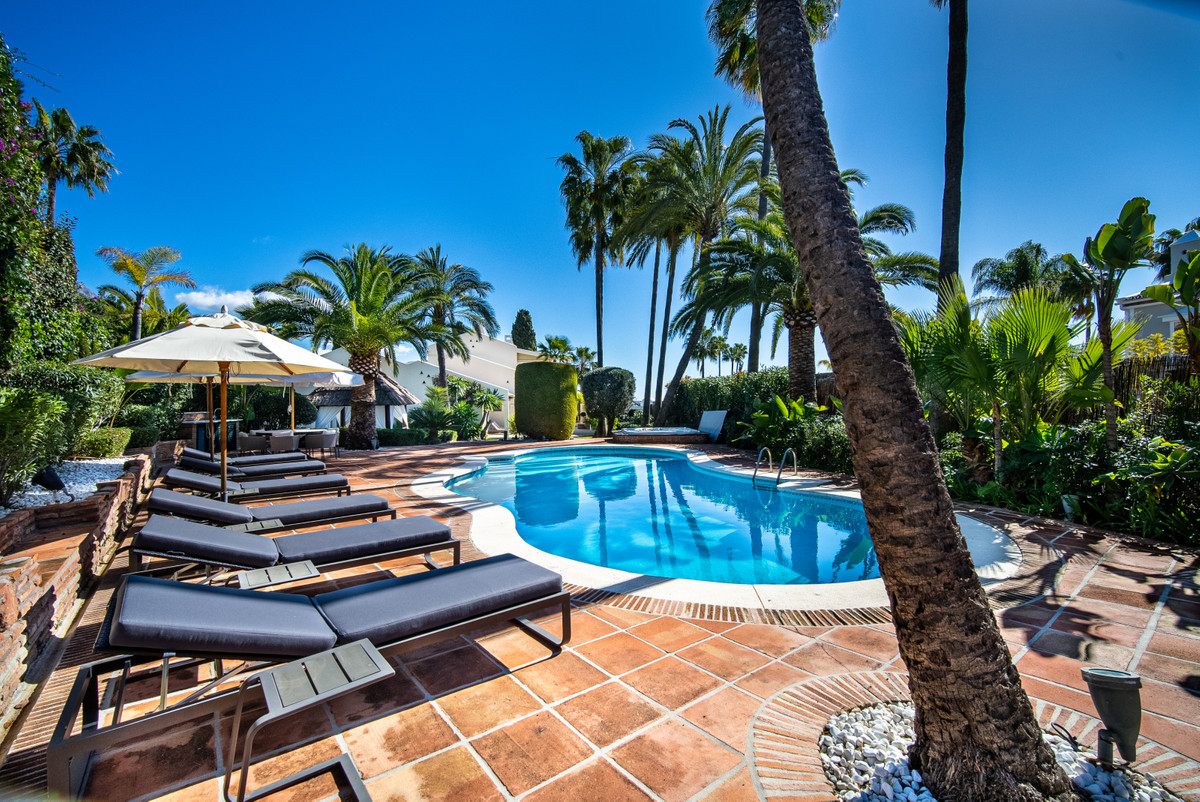 Casa de 5 Dormitorios en venta en Nueva Andalucía, Marbella