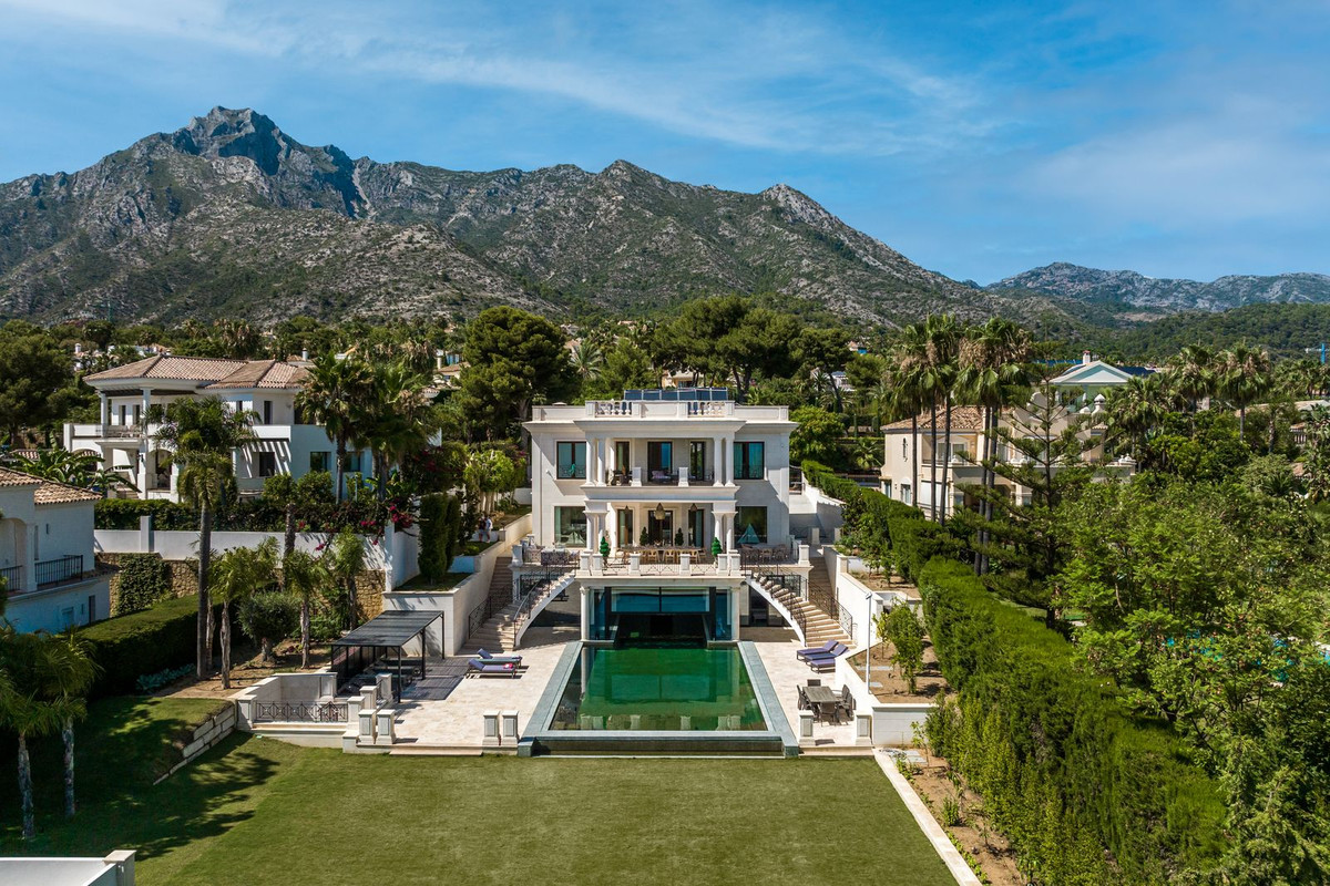 Casa de 8 Dormitorios en venta en Milla de Oro, Marbella
