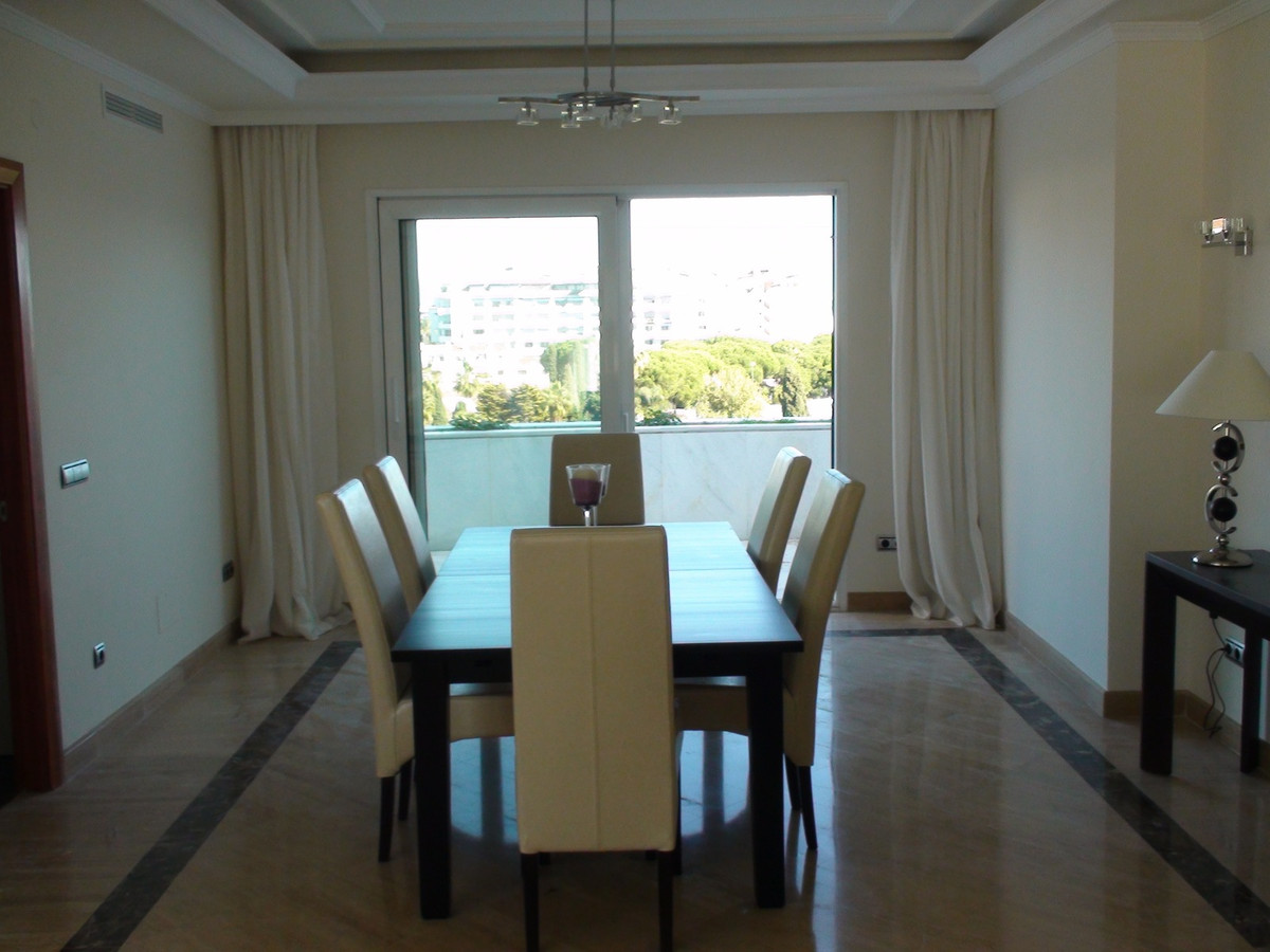 Ático de 4 Dormitorios en venta en Nueva Andalucía, Marbella