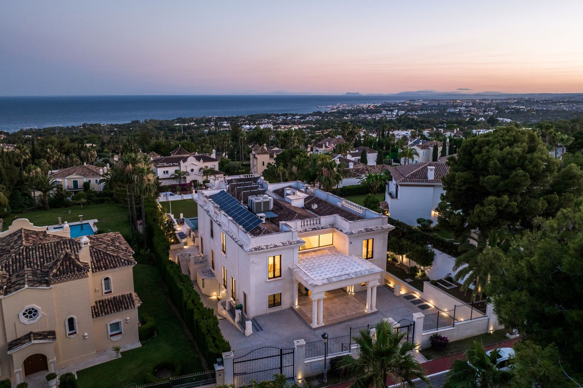Casa de 8 Dormitorios en venta en Milla de Oro, Marbella