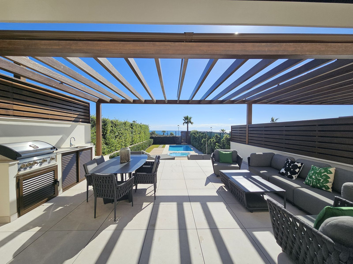 Casa Adosada de 4 Dormitorios en venta en Nueva Milla de Oro, Estepona