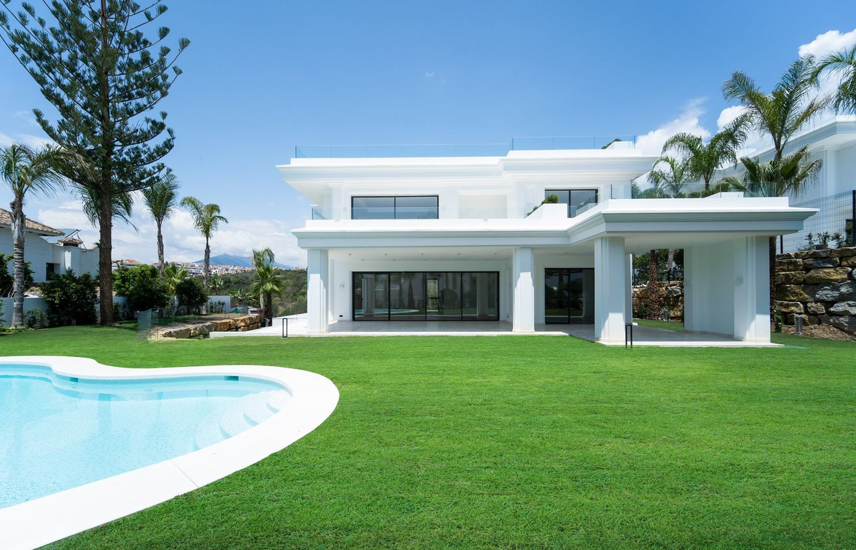 Casa de 6 Dormitorios en venta en Milla de Oro, Marbella