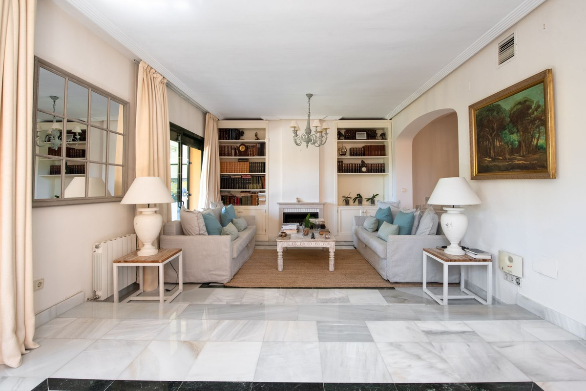 Casa Adosada de 4 Dormitorios y 5 Baños en venta en Marbella Centro