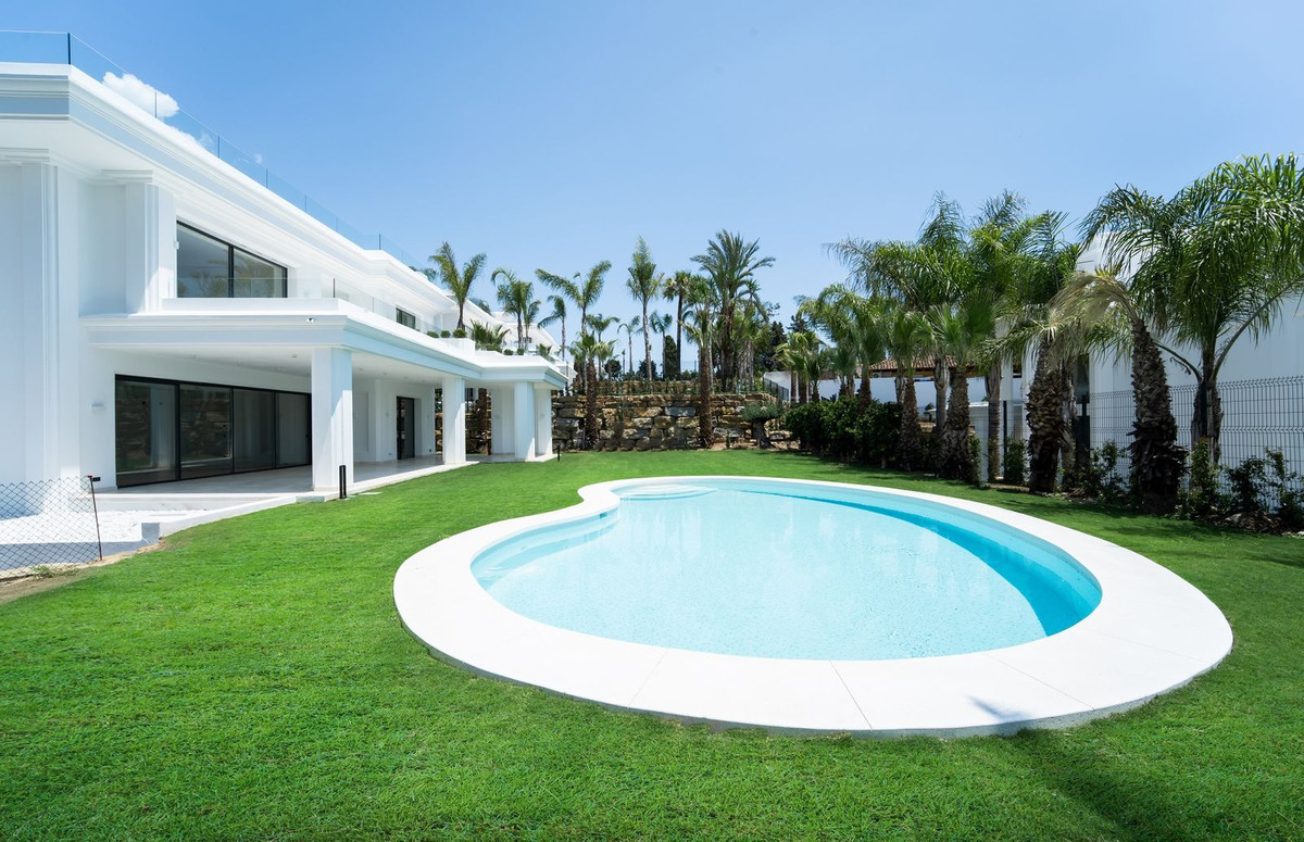 Casa de 6 Dormitorios en venta en Milla de Oro, Marbella