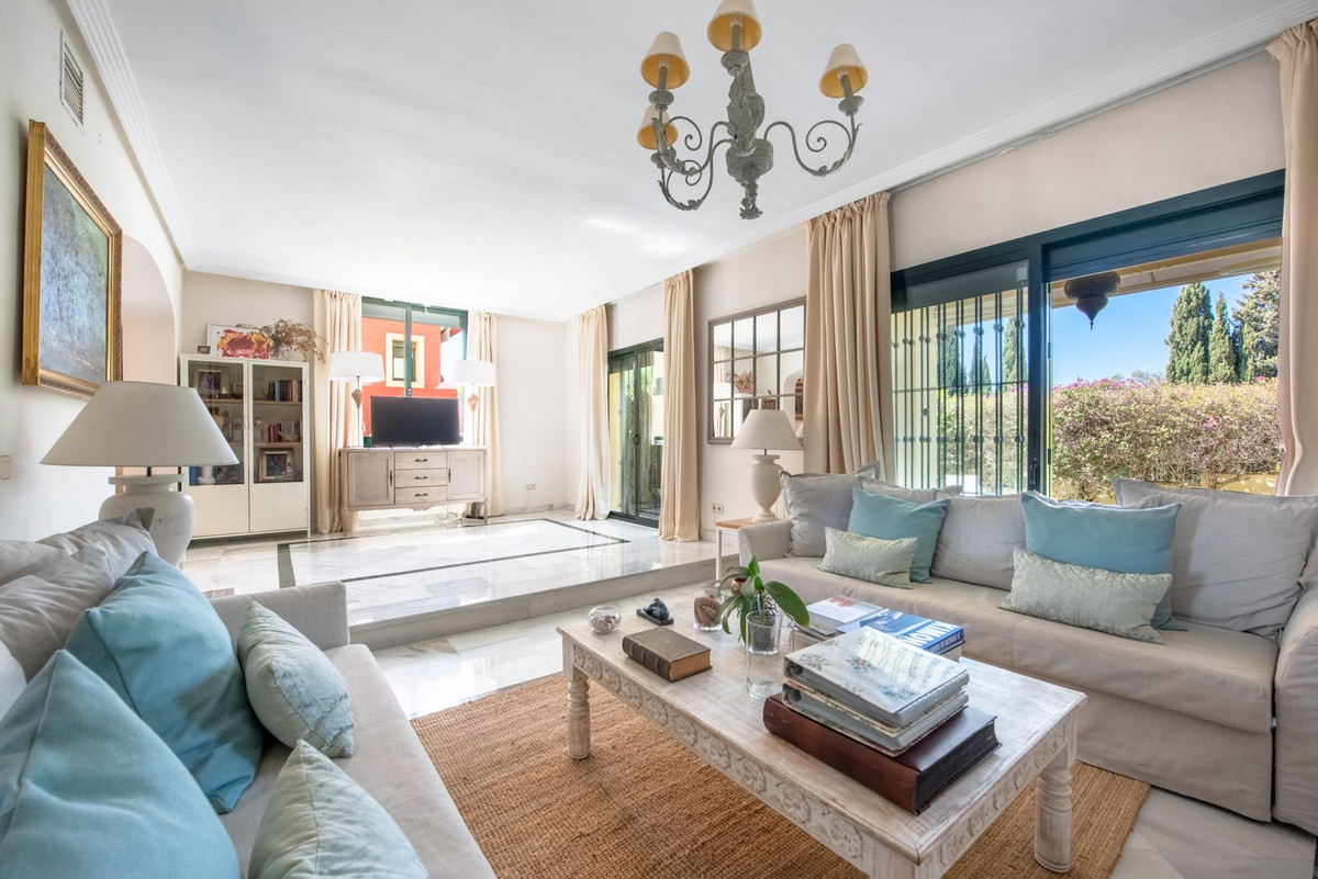 Casa Adosada de 4 Dormitorios y 5 Baños en venta en Marbella Centro