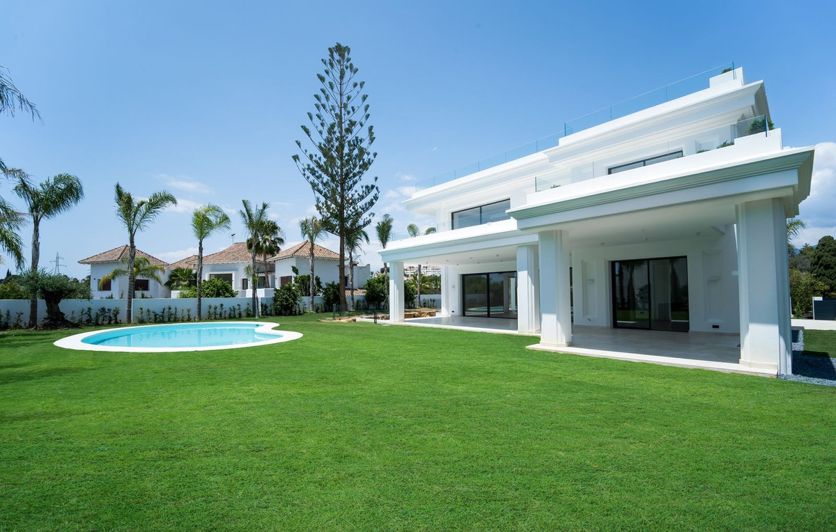 Casa de 6 Dormitorios en venta en Milla de Oro, Marbella