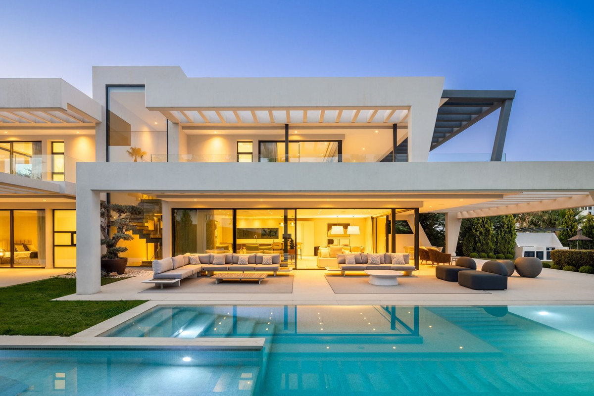 Casa de 6 Dormitorios y 8 Baños en venta en Nueva Andalucía, Marbella