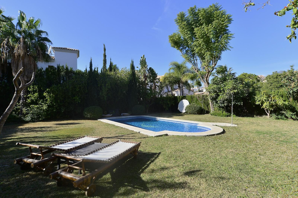 4 Bed - Villa for Sale in Nueva Andalucia, Marbella