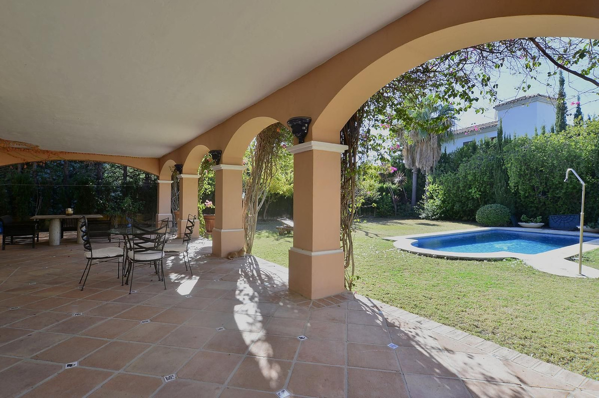 4 Bed - Villa for Sale in Nueva Andalucia, Marbella