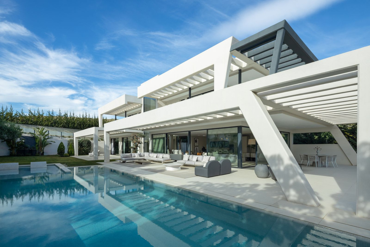 Casa de 6 Dormitorios y 8 Baños en venta en Nueva Andalucía, Marbella