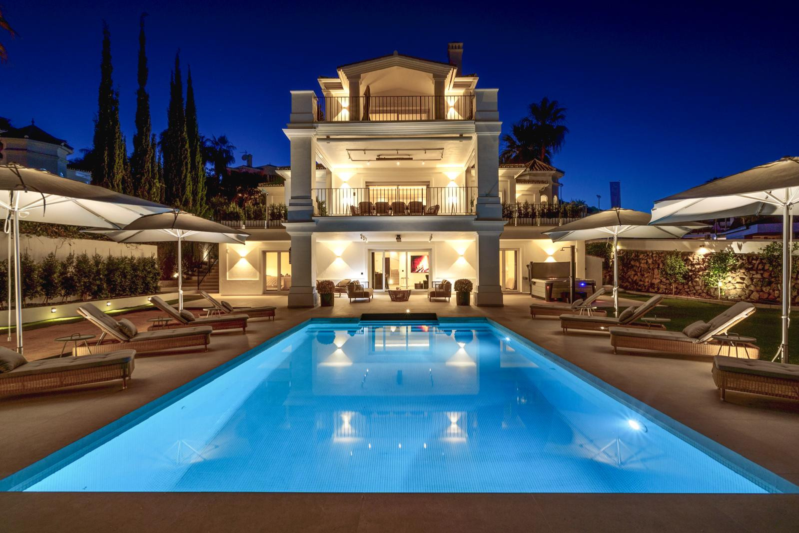 Casa de 6 Dormitorios en venta en Nueva Andalucía, Marbella