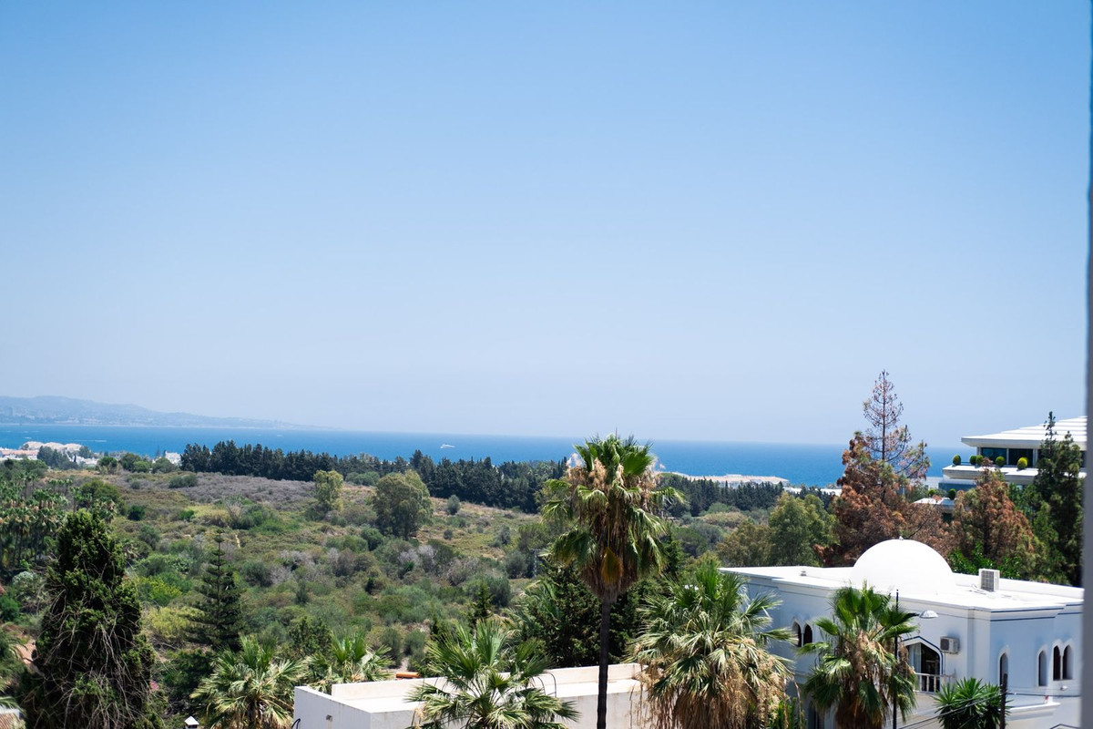 Piso de 2 Dormitorios y 2 Baños en venta en Nueva Andalucía, Marbella