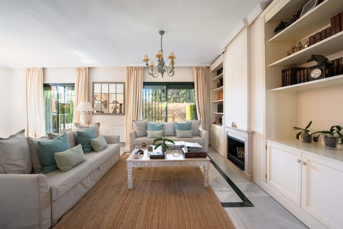 Casa Adosada de 4 Dormitorios y 5 Baños en venta en Marbella Centro