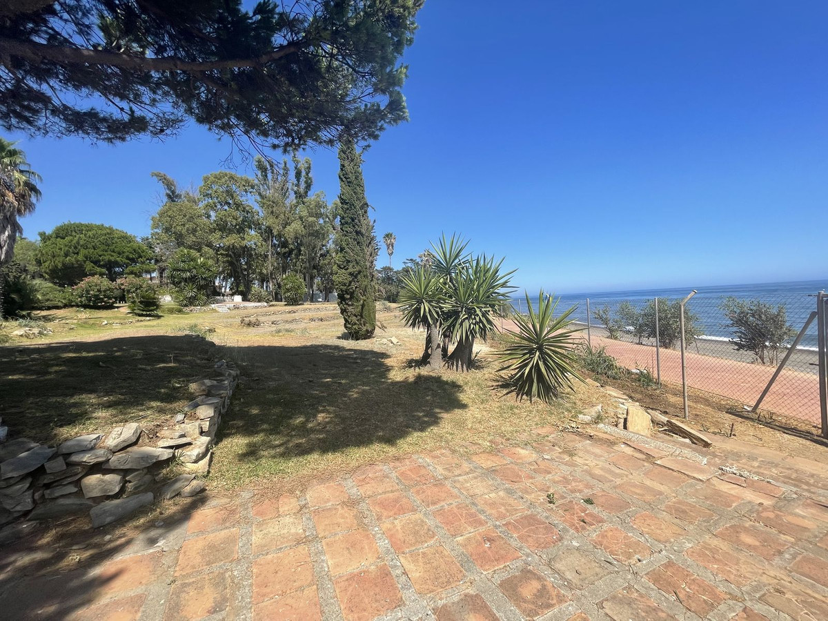 Casa de 5 Dormitorios y 4 Baños en venta en Estepona
