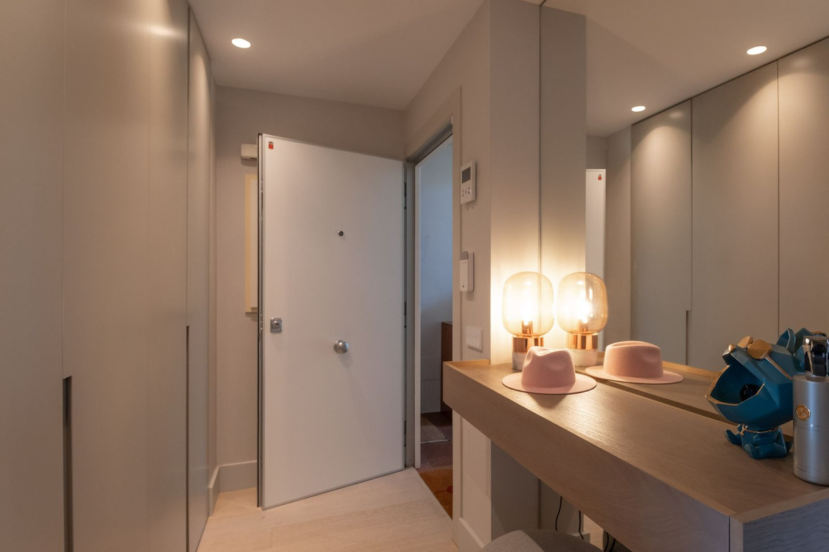 Piso de 2 Dormitorios y 2 Baños en venta en Nueva Andalucía, Marbella