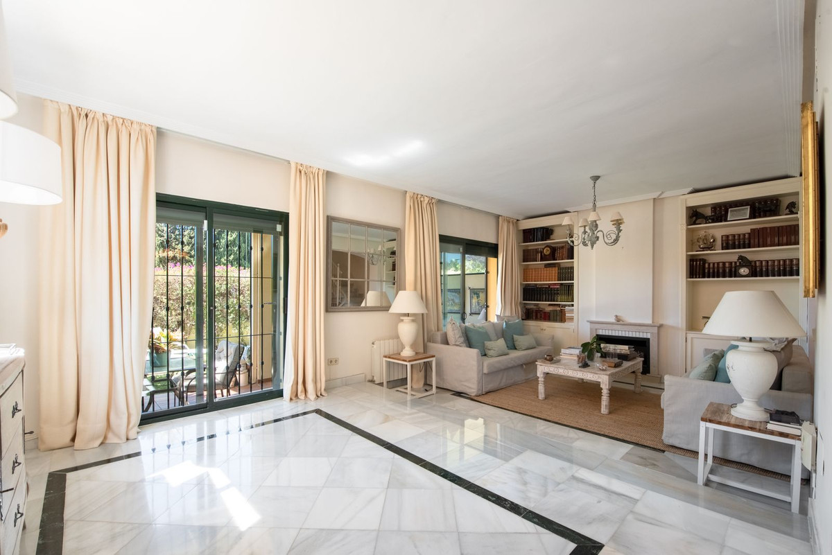 Casa Adosada de 4 Dormitorios y 5 Baños en venta en Marbella Centro