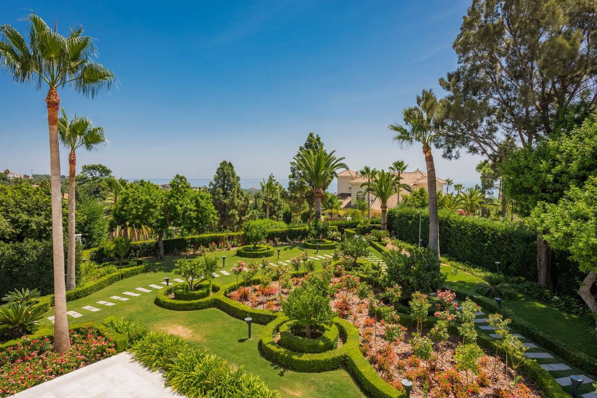 Casa de 7 Dormitorios y 7 Baños en venta en Las Chapas, Marbella