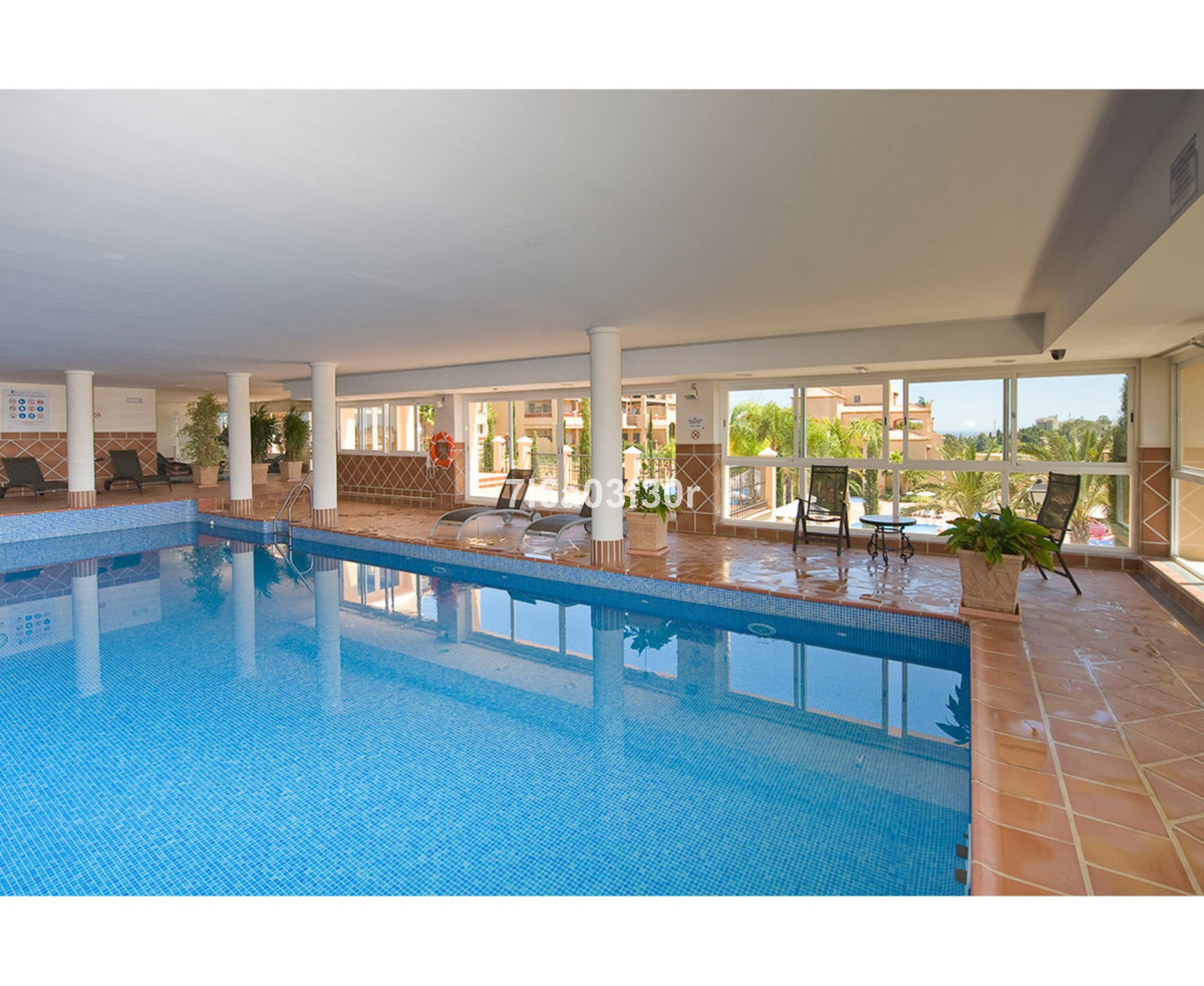 Piso de 2 Dormitorios y 2 Baños en venta en Atalaya, Estepona