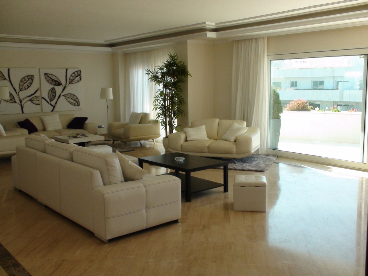 Ático de 4 Dormitorios y 5 Baños en venta en Nueva Andalucía, Marbella