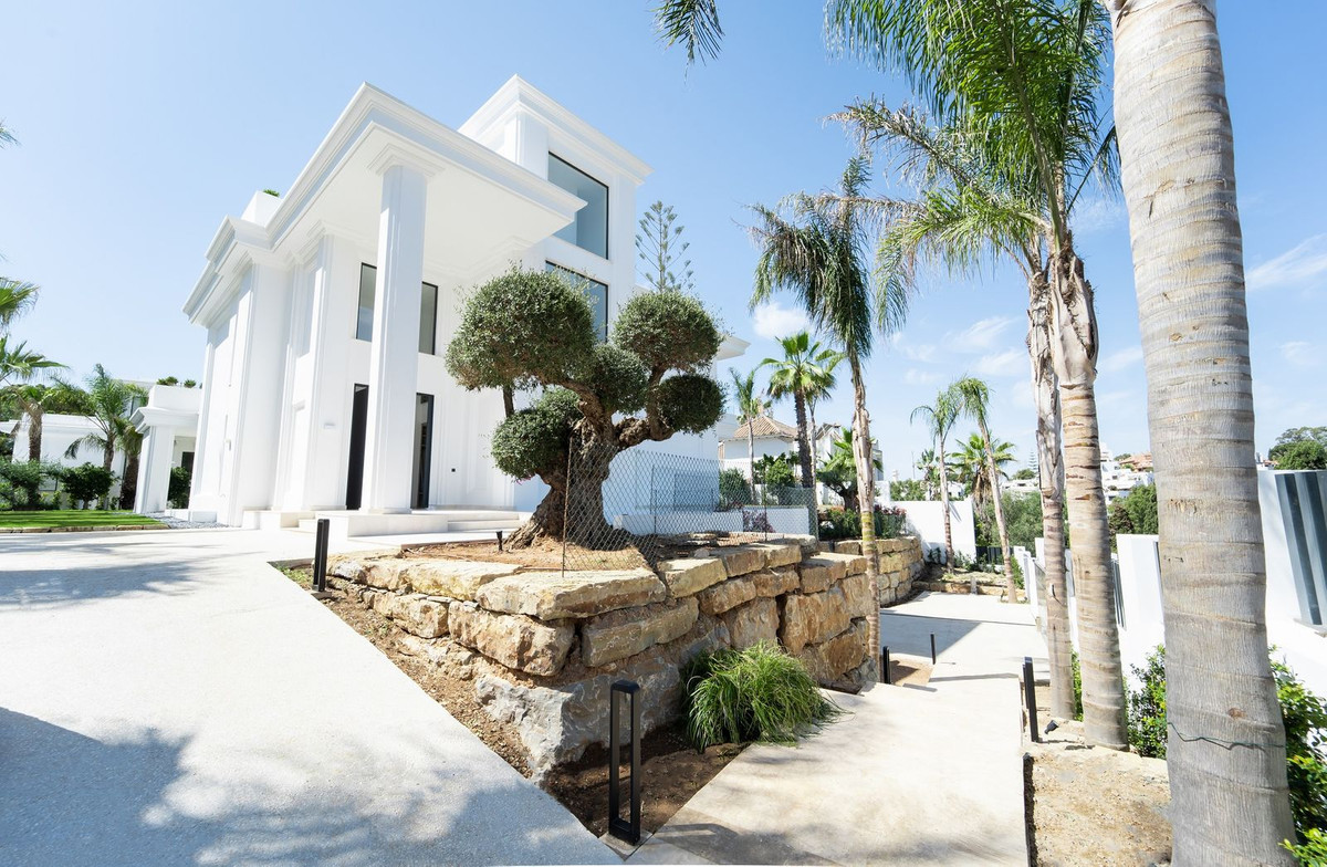 Casa de 6 Dormitorios en venta en Milla de Oro, Marbella