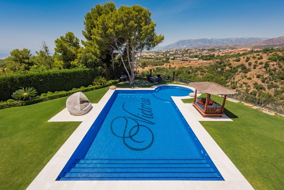 Casa de 7 Dormitorios y 7 Baños en venta en Las Chapas, Marbella