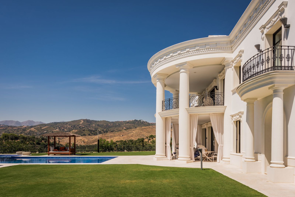 Casa de 7 Dormitorios y 7 Baños en venta en Las Chapas, Marbella