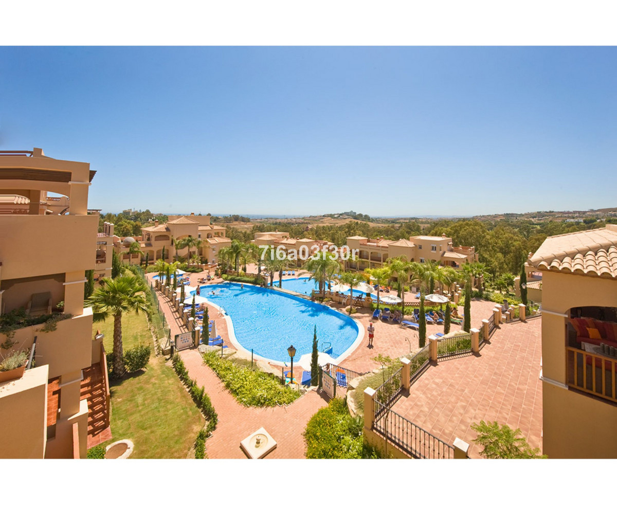 Piso de 2 Dormitorios y 2 Baños en venta en Atalaya, Estepona